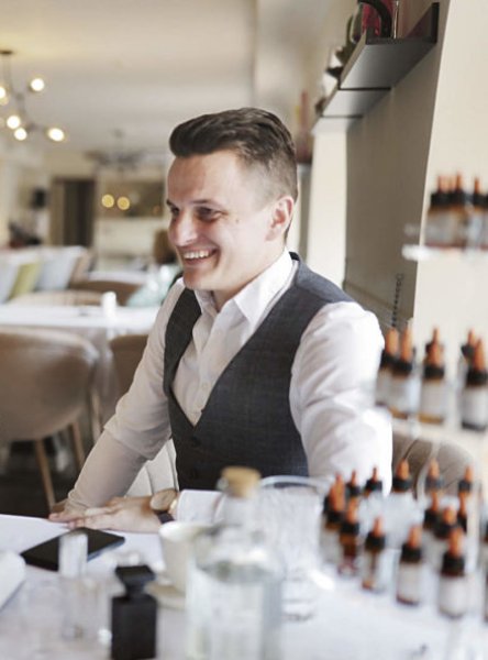 Он придумал даже ароматы городов. Парфюмер — о создании духов и «игре в переодевание»